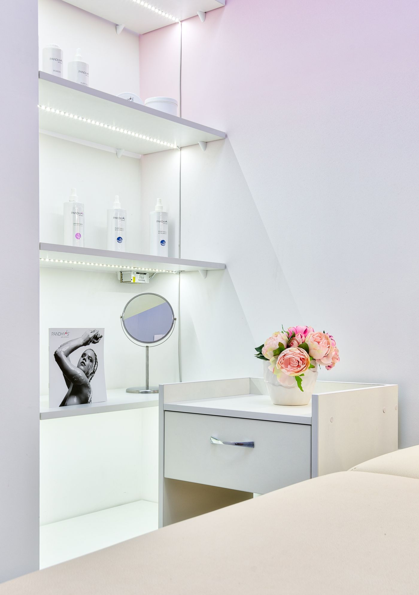 Beauty lounge inspiration with warm details